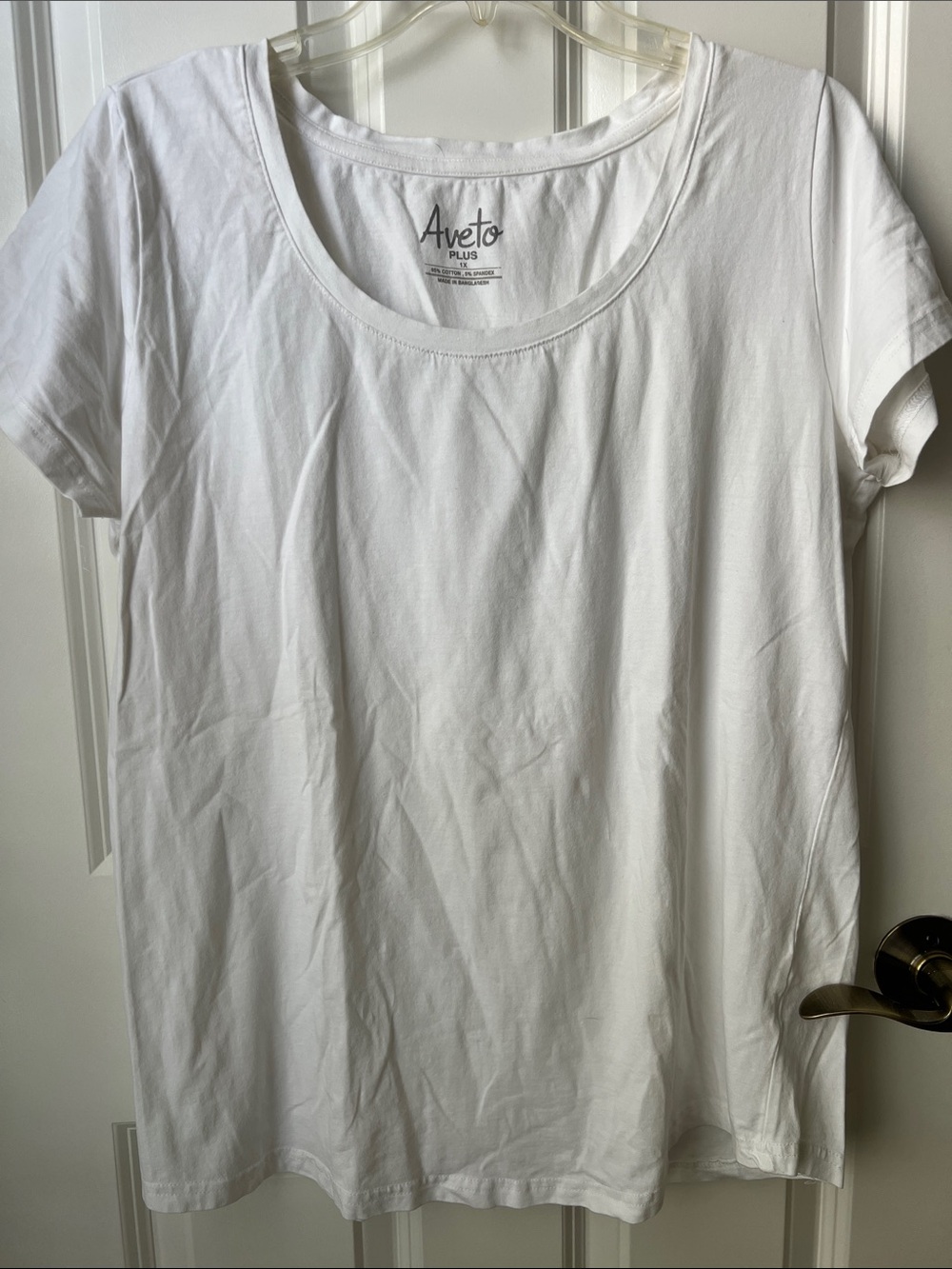 Aveto Plus Women's White Scoop Neck Short Sleeve Tee - Classic Cotton